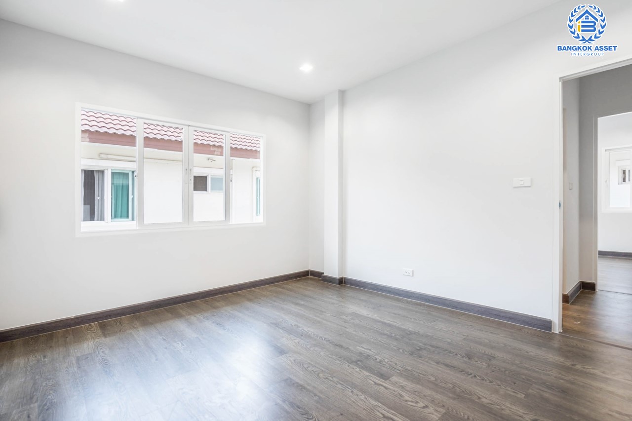 บ้านมือสองตกแต่งใหม่ ดีไซน์ Classic แบรนด์ AP ม.เดอะเซนโทร รัตนาธิเบศร์-ราชพฤกษ์  เนื้อที่ 50.8 ตร.ว. ฟังก์ชันจัดเต็ม 3 ห้องนอน 3 ห้องน้ำ จอดรถได้ 2 คัน บนทำเลศักยภาพ เชื่อมต่อหลายเส้นทางทั้ง ถ.ราชพฤกษ์ ,ถ.รัตนาธิเบศร์ และถ.กาญจนาภิเษก และเพียง 5 นาทีถึงรถไฟฟ้า "สถานีบางพลู"...